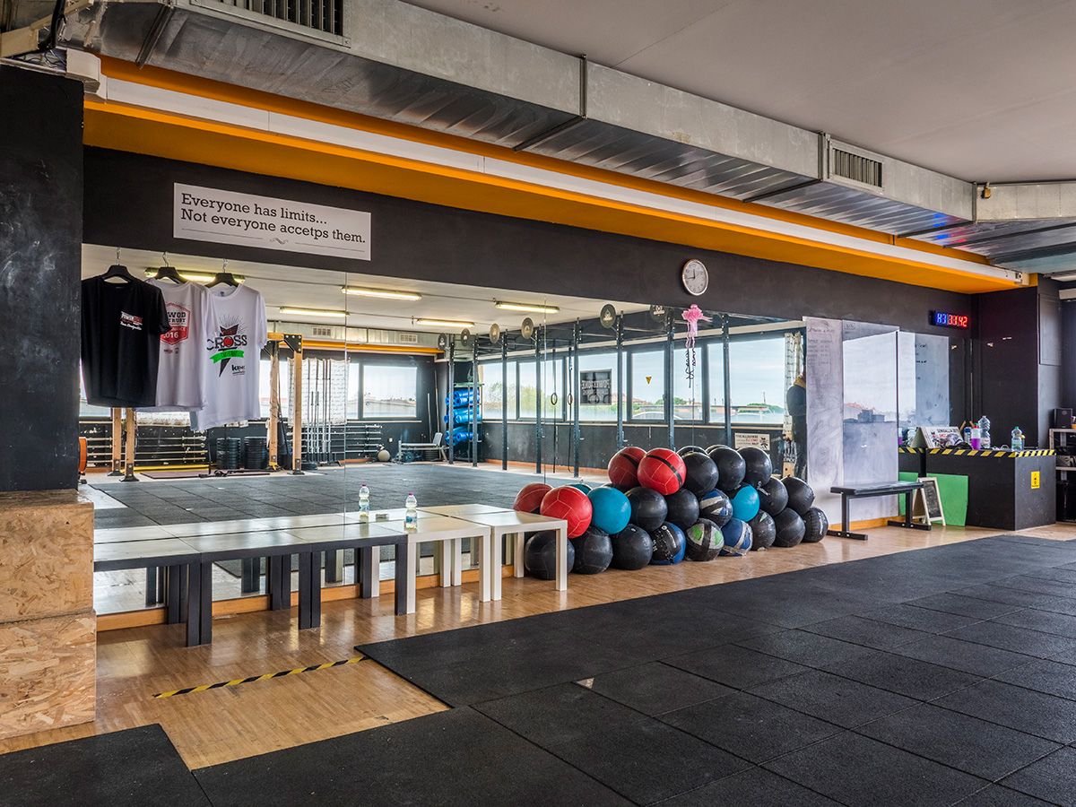 Interno del box Powerzone Senigallia, area cross training