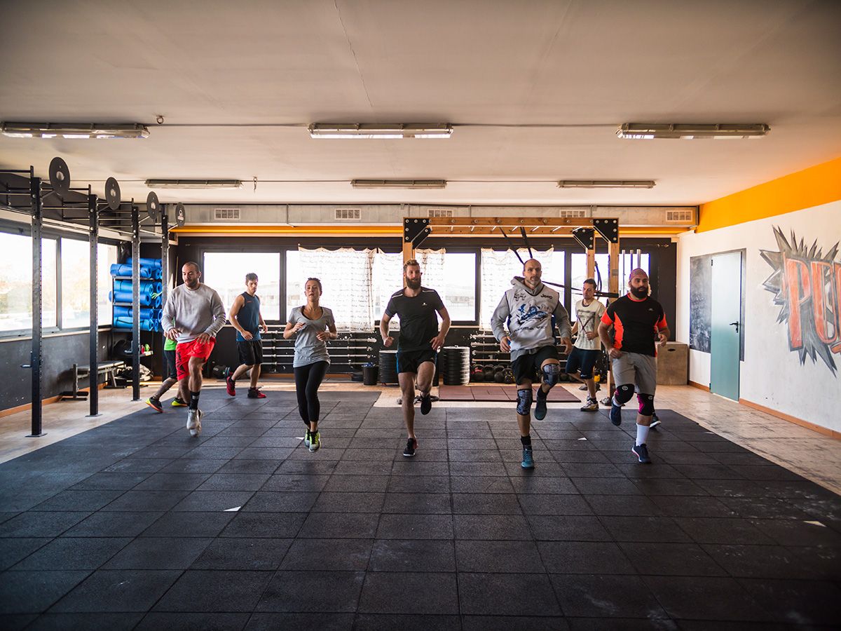 Allenamento funzionale di gruppo dentro il box Powerzone Senigallia